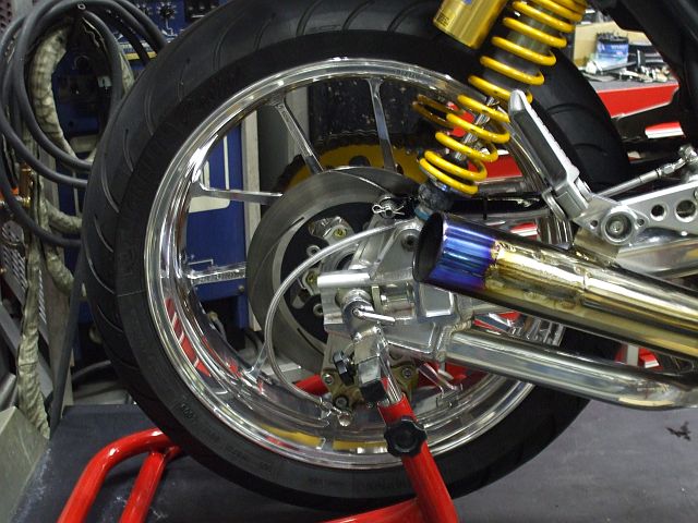 ゼファー１１００ホイール交換: カスタムファクトリー刀鍛冶